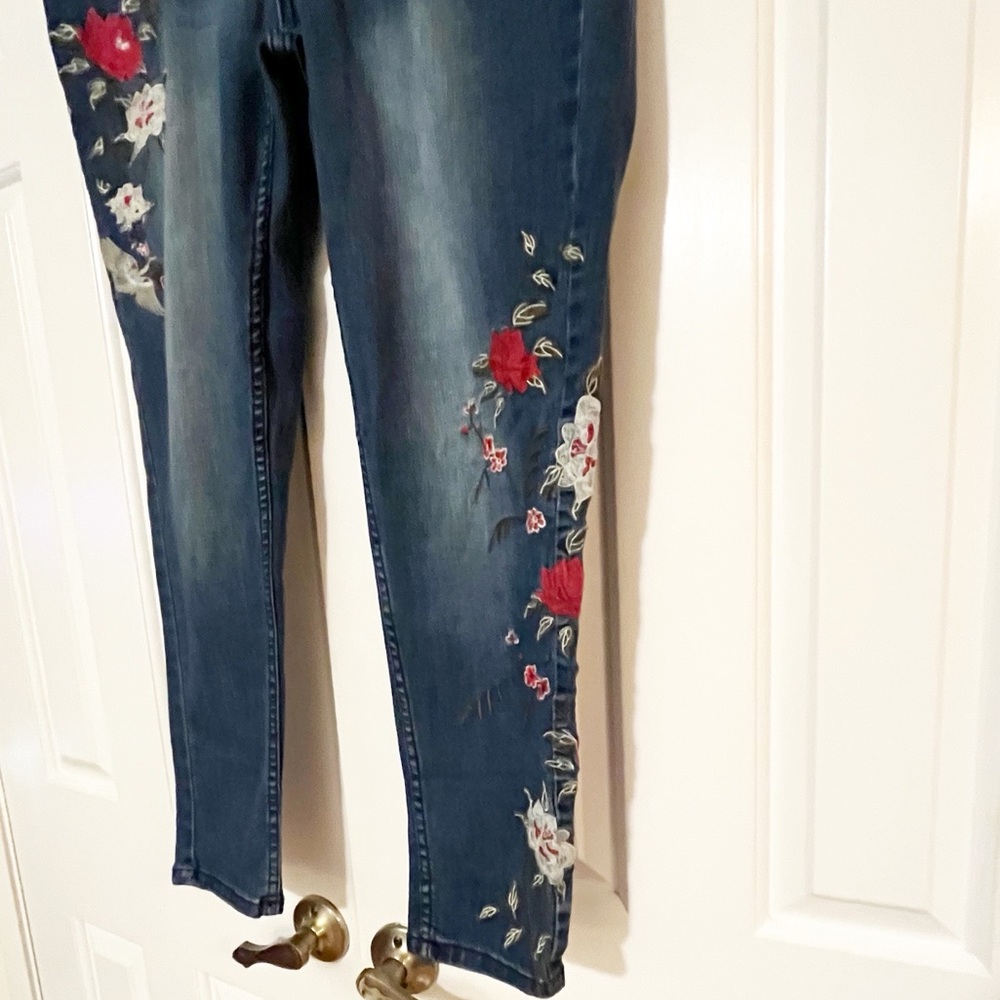 Sandpiper Embroidered Dark Wash Cropped Jeans – Floral – Size 18 - Picture 6 of 15